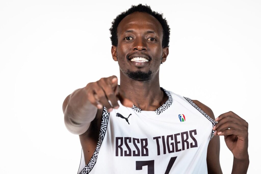 Un joueur des RSSB Tigers pose en maillot du club