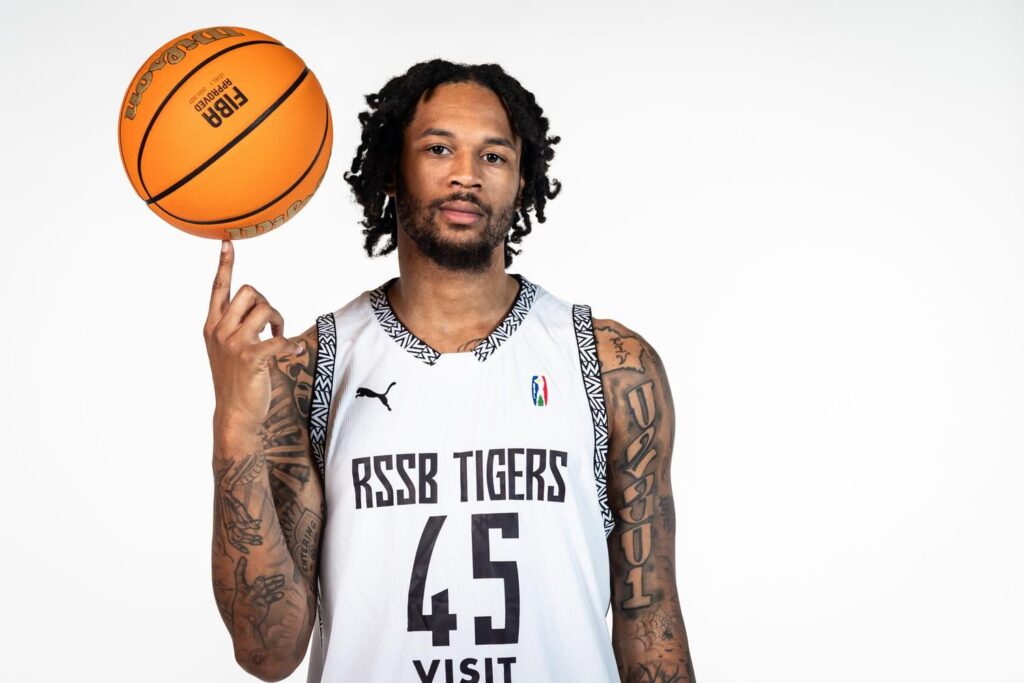 Un joueur des RSSB Tigers fait tourner un ballon sur son doigt