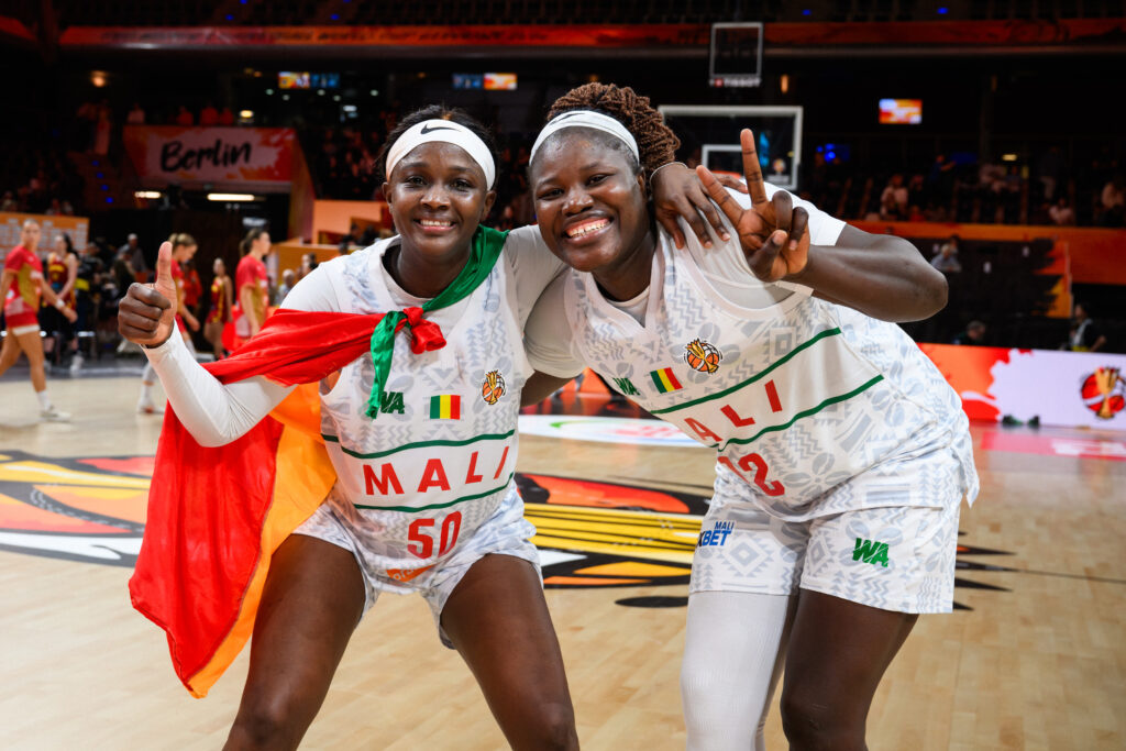 Deux joueuses maliennes posent après la victoire du Mali face à l'Espagne au Mondial